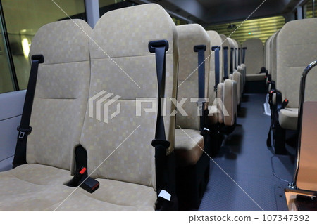 小型巴士內(27 名乘客) 小型巴士內(27 名乘客) 107347392