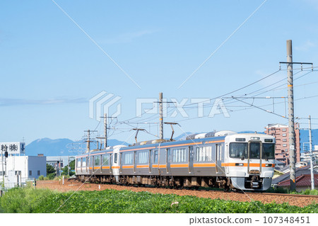 [Kansai Main Line] Local train heading towards Nagoya 107348451