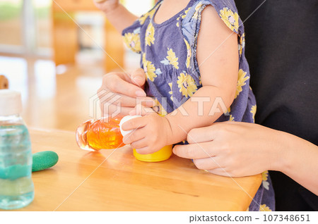 幼兒玩玩具、母親、育兒、育兒支援設施 幼兒玩玩具、母親、育兒、育兒支援設施 107348651