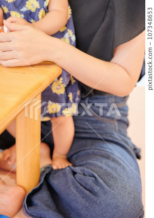 幼兒玩玩具、母親、育兒、育兒支援設施 幼兒玩玩具、母親、育兒、育兒支援設施 107348653