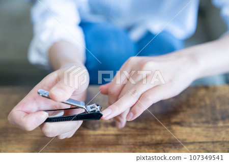 Hand of a woman cutting her nails [parts cutting] 107349541