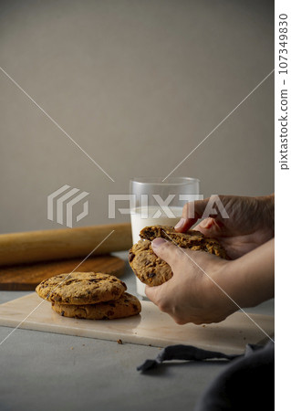 hand, cookie, biscuit 107349830