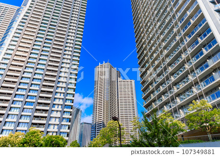 Urban landscape of Kachidoki, Chuo-ku, Tokyo: Park Tower Kachidoki South and Bay City Harumi Sky Link Tower 107349881