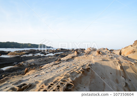 沐浴在朝陽下的龍串海岸奇岩怪石 107350604