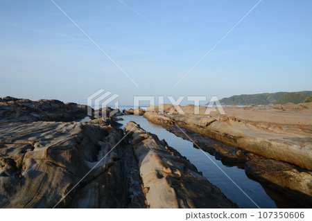 沐浴在朝陽下的龍串海岸奇岩怪石 沐浴在朝陽下的龍串海岸奇岩怪石 107350606