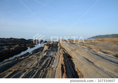 沐浴在朝陽下的龍串海岸奇岩怪石 沐浴在朝陽下的龍串海岸奇岩怪石 107350607