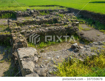 Remains of an old castle. Ancient fortifications made of stone. Museum in the open air. Remains of an old castle. Ancient fortifications made of stone. Museum in the open air. 107350678