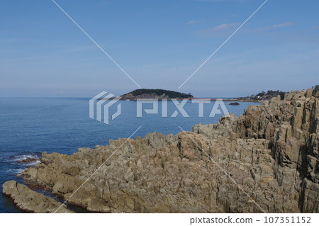 Tojinbo and Oshima on the Echizen coast Tojinbo and Oshima on the Echizen coast 107351152