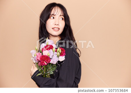 Autumn clothes fashion woman portrait 107353684