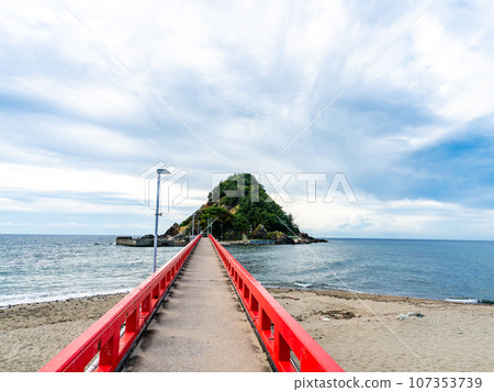 夏日的日本海-由良海岸白山島的清爽風景 夏日的日本海-由良海岸白山島的清爽風景 107353739