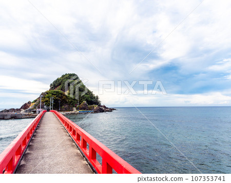 夏日的日本海-由良海岸白山島的清爽風景 夏日的日本海-由良海岸白山島的清爽風景 107353741