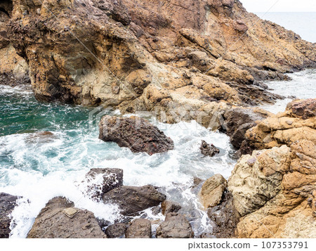 Summer Sea of Japan - Refreshing scenery of Yura Coast Hakusan Island 107353791
