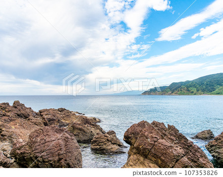 夏日的日本海-由良海岸白山島的清爽風景 夏日的日本海-由良海岸白山島的清爽風景 107353826