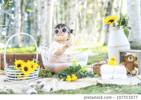 女孩在牛奶浴中玩耍 107353877