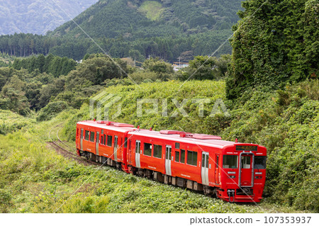 穿山而過的基哈列車 107353937