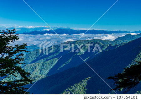 Japan's 100 Famous Mountains in Nagano Prefecture: Climbing Mt. Shiomi, the Northern Alps seen from the mountain trail to Sanpuku Pass 107354101