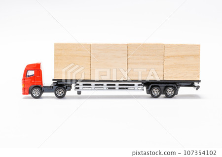 [Logistics] A red trailer with 4 wooden blocks on it 107354102