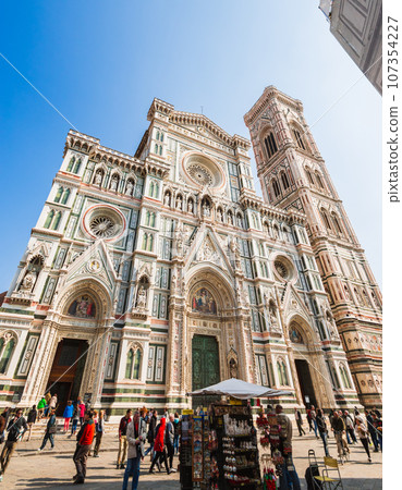 Florence Duomo *partially soft focus 107354227