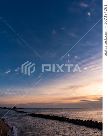 Beautiful summer sunset view of the Sea of Japan - Sasagawa Nagare 107354261