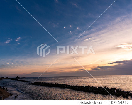 Beautiful summer sunset view of the Sea of Japan - Sasagawa Nagare 107354262