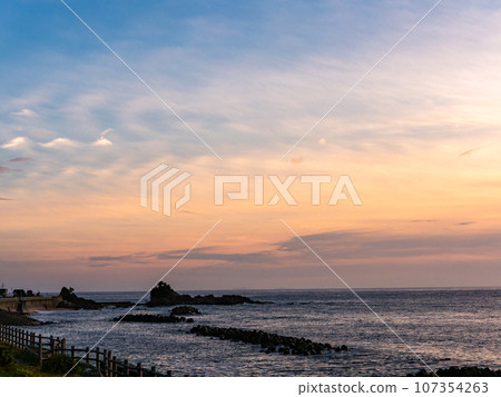 Beautiful summer sunset view of the Sea of Japan - Sasagawa Nagare Beautiful summer sunset view of the Sea of Japan - Sasagawa Nagare 107354263