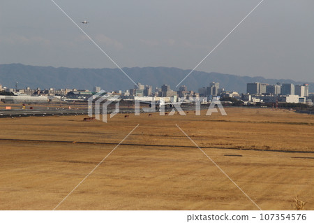 Itami Airport Takeoff and Landing Simultaneous Photography Itami Airport Takeoff and Landing Simultaneous Photography 107354576