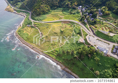 無人機攝影 | 世界遺產城目千枚田鳥瞰圖,山坡上排列著小片稻田 | 石川縣輪島市 無人機攝影 | 世界遺產城目千枚田鳥瞰圖,山坡上排列著小片稻田 | 石川縣輪島市 107354861