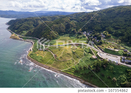 無人機攝影 | 世界遺產城目千枚田鳥瞰圖,山坡上排列著小片稻田 | 石川縣輪島市 無人機攝影 | 世界遺產城目千枚田鳥瞰圖,山坡上排列著小片稻田 | 石川縣輪島市 107354862