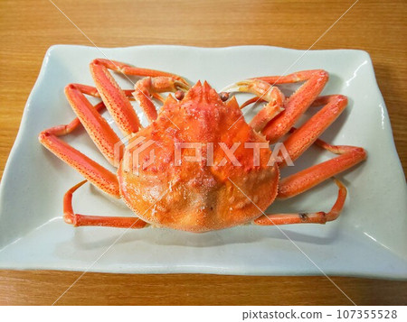 Seasonal boiled red crab 107355528