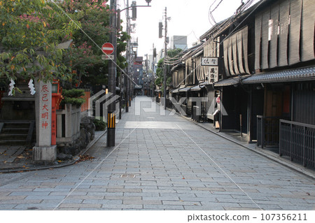 京都街景只園白川辰橋附近辰巳大名神社和北側的新橋通 京都街景只園白川辰橋附近辰巳大名神社和北側的新橋通 107356211