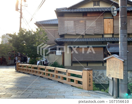 Kyoto townscape Gion Shirakawa Tatsumibashi neighborhood Gion Shinbashi/Gion Komori 107356610