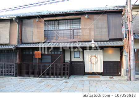 Kyoto townscape Gion Shirakawa Tatsumibashi area Small wedding ceremony in a renovated Kyoto townhouse Kyoto store Kyoto townscape Gion Shirakawa Tatsumibashi area Small wedding ceremony in a renovated Kyoto townhouse Kyoto store 107356618