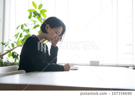 Photo of a woman crying at a funeral 107356690