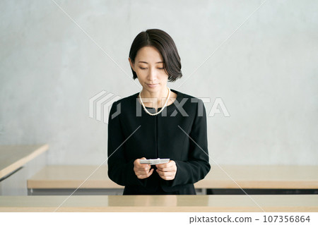 一位女士參加葬禮的照片 107356864
