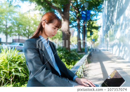 Remote work/Women who work outside the office Remote work/Women who work outside the office 107357074