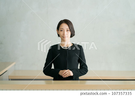 穿著喪服的女人的照片 107357335