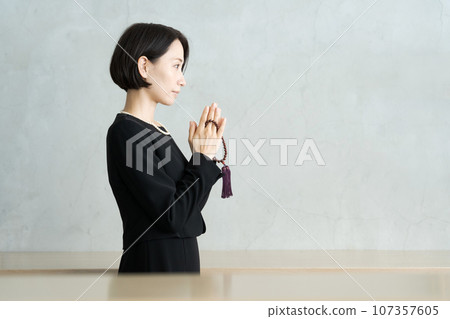 一位女士在葬禮上手牽手的個人資料照片 107357605