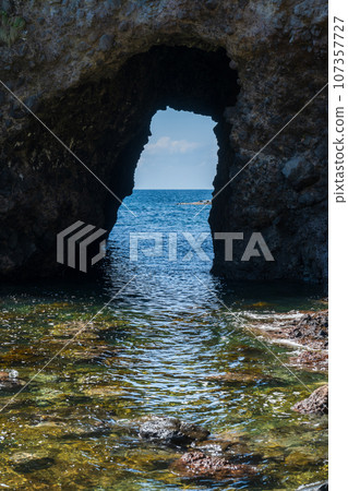 Image of Ganmon, a tourist attraction in Noto famous for its cliffs and strangely shaped rocks | Noto Kongo | Shiga Town, Hakui District, Ishikawa Prefecture Image of Ganmon, a tourist attraction in Noto famous for its cliffs and strangely shaped rocks | Noto Kongo | Shiga Town, Hakui District, Ishikawa Prefecture 107357727