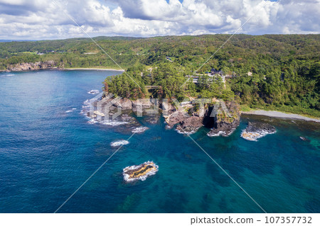 Drone photography | Image of Ganmon of Noto Kongo, a tourist attraction with strangely shaped rocks on a cliff | Shiga Town, Hakui District, Ishikawa Prefecture 107357732