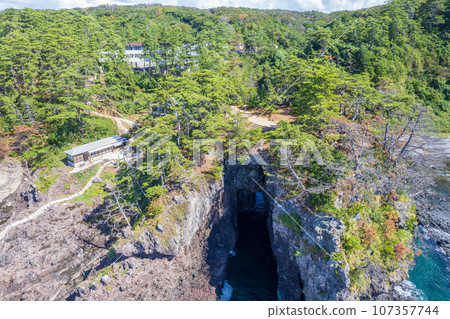 Drone photography | Image of Ganmon of Noto Kongo, a tourist attraction with strangely shaped rocks on a cliff | Shiga Town, Hakui District, Ishikawa Prefecture Drone photography | Image of Ganmon of Noto Kongo, a tourist attraction with strangely shaped rocks on a cliff | Shiga Town, Hakui District, Ishikawa Prefecture 107357744