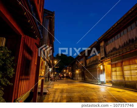 懷舊聯排別墅與晴朗夜空林立的東茶屋區 | 金澤形象 | 石川縣金澤市東山 懷舊聯排別墅與晴朗夜空林立的東茶屋區 | 金澤形象 | 石川縣金澤市東山 107357746