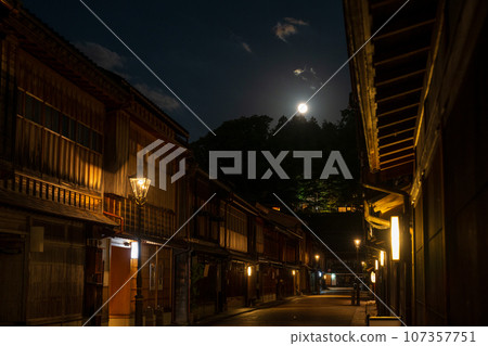 Moonlight shining over the Higashi Chaya District lined with nostalgic townhouses | Kanazawa Image | Higashiyama, Kanazawa City, Ishikawa Prefecture 107357751