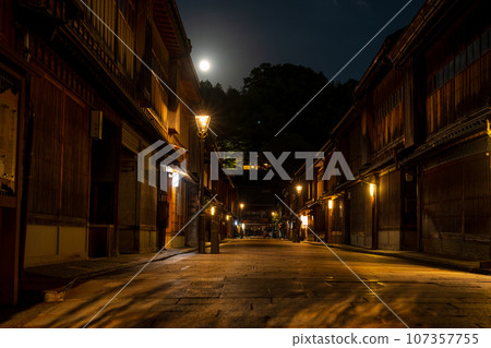 月光灑滿懷舊聯排別墅的東茶屋區 | 金澤影像 | 石川縣金澤市東山 107357755