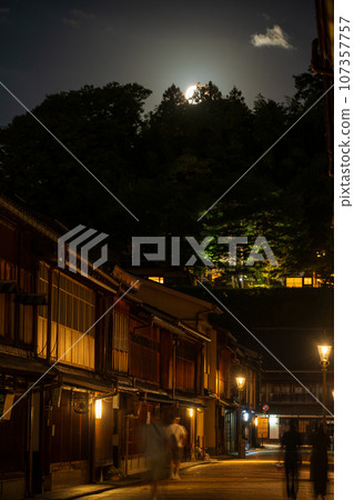 Moonlight shining over the Higashi Chaya District lined with nostalgic townhouses | Kanazawa Image | Higashiyama, Kanazawa City, Ishikawa Prefecture Moonlight shining over the Higashi Chaya District lined with nostalgic townhouses | Kanazawa Image | Higashiyama, Kanazawa City, Ishikawa Prefecture 107357757
