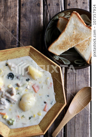 Cream stew with lots of ingredients served in Yachimun pottery with toast 107357914