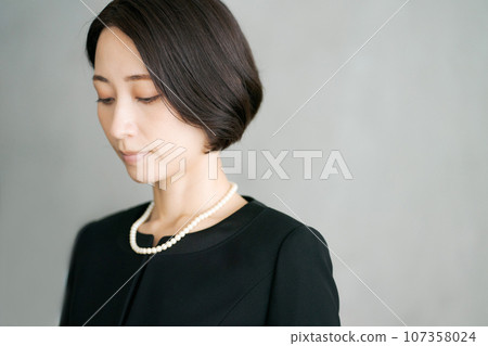 A woman standing in mourning clothes 107358024