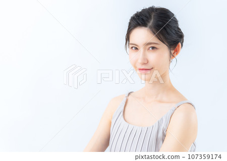 一位中年婦女在白色背景下做皮膚護理 107359174