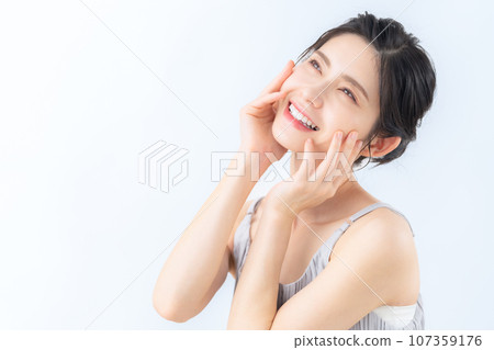一位中年婦女在白色背景下做皮膚護理 107359176