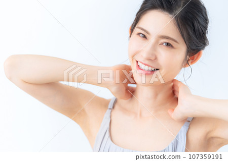 一位中年婦女在白色背景下做皮膚護理 107359191