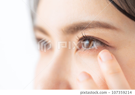 一位中年婦女在白色背景下做皮膚護理 107359214